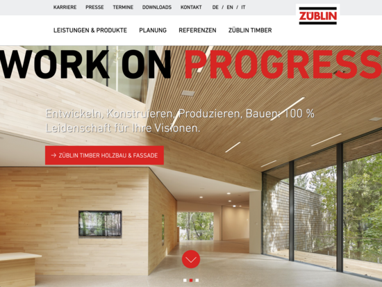 Screenshot der Webseite von Züblin mit moderner Holzarchitektur im Hintergrund, großem Slogan Work on Progress und Navigationsleiste im oberen Bereich.