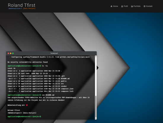 Screenshot einer Webseite von Roland Tfirst mit Navigationsleiste und geöffnetem Terminal-Fenster, im Hintergrund ein geometrisches Muster in Blau- und Grautönen.