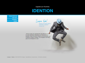 Screenshot der Webseite von IDENTION mit dunklem Hintergrund, Menüleiste links und einem springenden Mann im Anzug und blauem Hut im Mittelpunkt.