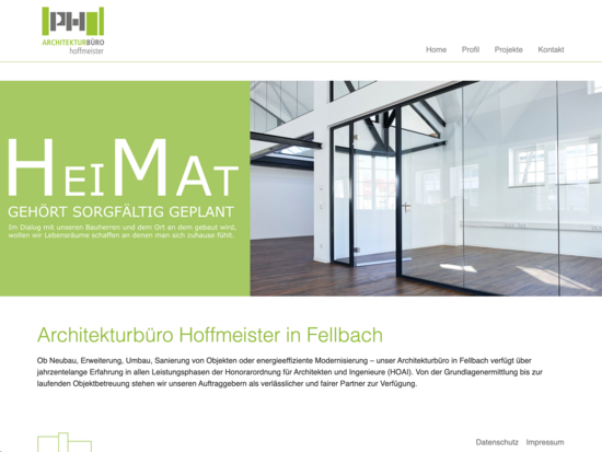Screenshot der Webseite des Architekturbüros Hoffmeister mit Navigationsleiste, großem Schriftzug Heimat und Innenaufnahme eines modernen Gebäudes.