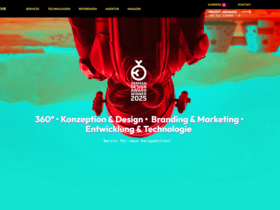 Screenshot der Webseite von anders und sehr mit Navigationsleiste, bunter Unterwasseraufnahme und Text zu Design, Marketing und Technologie.